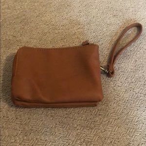 Purse can be worn as wristlet or crossover